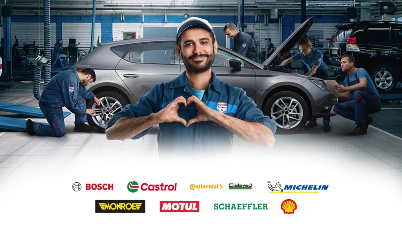 Imagen de un mecánico haciendo un gesto de corazón con sus manos y debajo, los logotipos de las marcas participantes en la promoción.